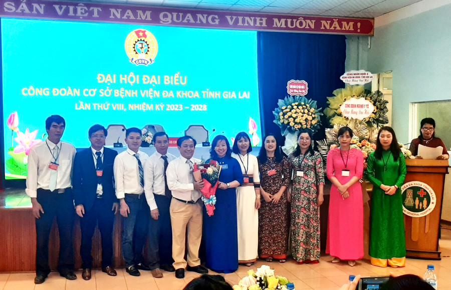 Đồng chí Nguyễn Mạnh Cường (thứ 5 từ trái qua)- Phó Giám đốc Bệnh viện Đa khoa tỉnh tái đắc cử chức Chủ tịch CĐCS Bệnh viện Đa khoa tỉnh Gia Lai lần thứ VIII, nhiệm kỳ 2023-2028. Ảnh: Như Nguyện Đồng chí Nguyễn Mạnh Cường (thứ 5 từ trái qua)- Phó Giám đốc Bệnh viện Đa khoa tỉnh tái đắc cử chức Chủ tịch CĐCS Bệnh viện Đa khoa tỉnh Gia Lai lần thứ VIII, nhiệm kỳ 2023-2028. Ảnh: Như Nguyện