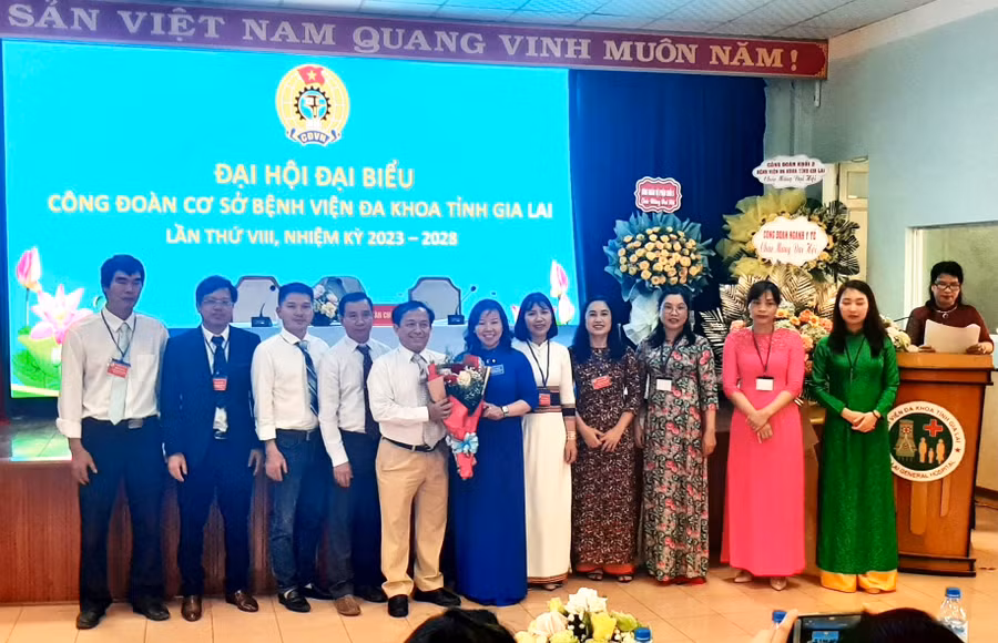 Đồng chí Nguyễn Mạnh Cường (thứ 5 từ trái qua)- Phó Giám đốc Bệnh viện Đa khoa tỉnh tái đắc cử chức Chủ tịch CĐCS Bệnh viện Đa khoa tỉnh Gia Lai lần thứ VIII, nhiệm kỳ 2023-2028. Ảnh: Như Nguyện