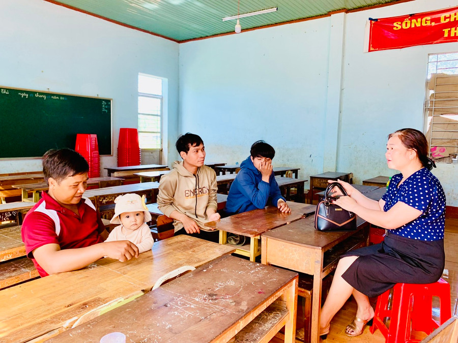 Bác sĩ Phan Thị Thái-Trưởng trạm y tế xã Ia Băng, huyện Đak Đoa tuyên truyền người dân thôn O Đất về việc cần thiết của tiêm vắc xin phòng dại khi bị chó, mèo cào cắn. Ảnh: Như Nguyện Bác sĩ Phan Thị Thái-Trưởng trạm y tế xã Ia Băng, huyện Đak Đoa tuyên truyền người dân thôn O Đất về việc cần thiết của tiêm vắc xin phòng dại khi bị chó, mèo cào cắn. Ảnh: Như Nguyện