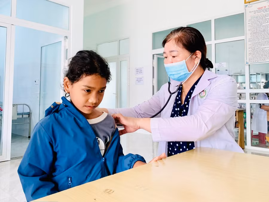 Bác sĩ Phan Thị Thái-Trưởng trạm y tế xã Ia Băng, huyện Đak Đoa thăm khám sức khỏe cho 1 trường hợp bị chó nhà cắn và tư vấn phòng-chống bệnh dại cho bệnh nhân. Ảnh: Như Nguyện