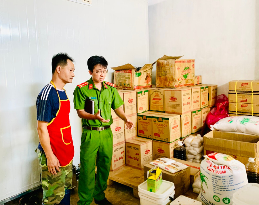 Ngành chức năng kiểm tra ATTP trong Tháng hành động vì ATTP năm 20024 vừa qua. Ảnh: Như Nguyện Ngành chức năng kiểm tra ATTP trong Tháng hành động vì ATTP năm 20024 vừa qua. Ảnh: Như Nguyện