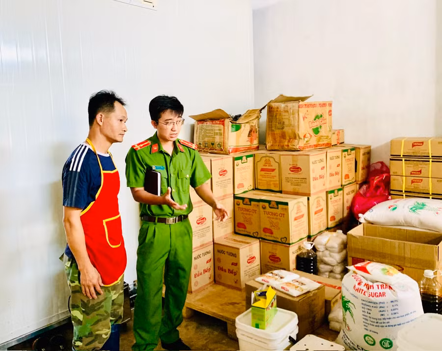 Ngành chức năng kiểm tra ATTP trong Tháng hành động vì ATTP năm 20024 vừa qua. Ảnh: Như Nguyện