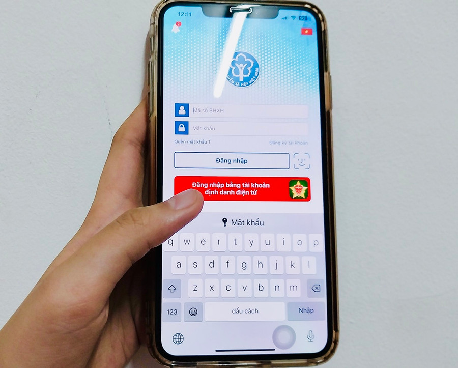 Người dân phản ánh có người gọi điện thoại tự xưng là cán bộ cơ quan BHXH đề nghị người dân đến cơ quan BHXH để đồng bộ dữ liệu… Ảnh: Như Nguyện Người dân phản ánh có người gọi điện thoại tự xưng là cán bộ cơ quan BHXH đề nghị người dân đến cơ quan BHXH để đồng bộ dữ liệu… Ảnh: Như Nguyện