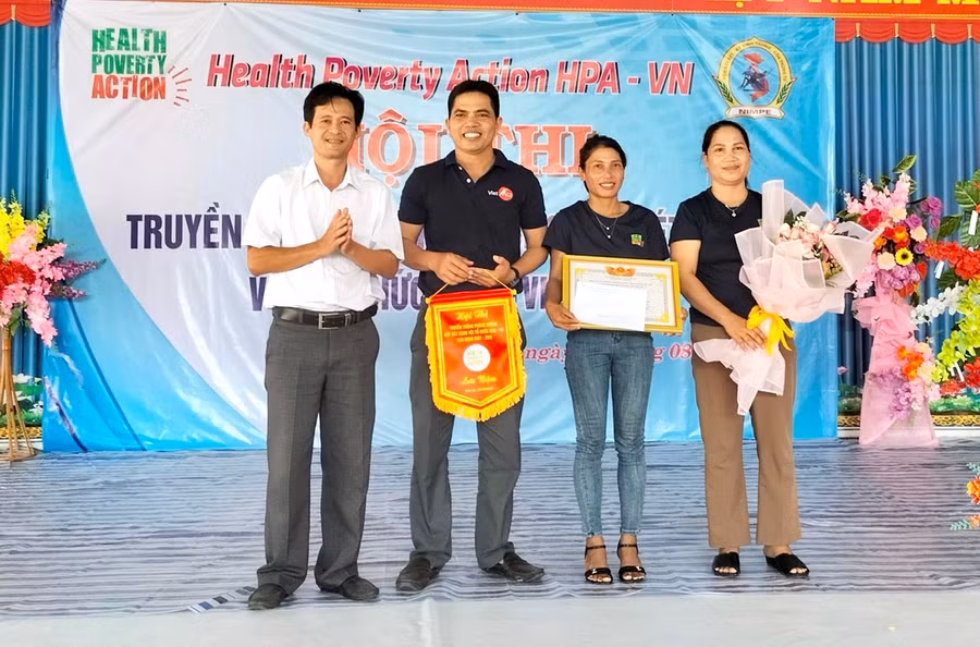 Đại diện Ban tổ chức hội thi trao giải cho các đội thi. Ảnh: Như Nguyện