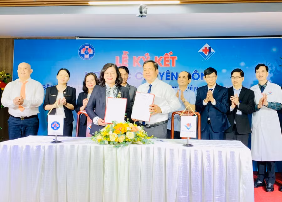 Đại diện Bệnh viện Hùng Vương TP. Hồ Chí Minh và Bệnh viện Hùng Vương Gia Lai ký kết hỗ trợ chuyên môn. Ảnh: Như Nguyện