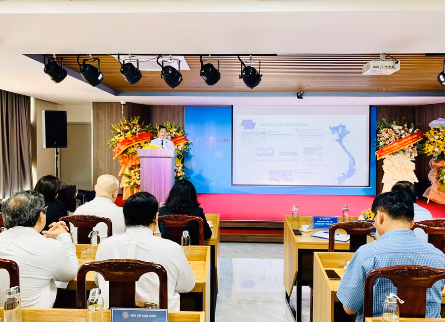 Ông Phạm Văn Học-Chủ tịch HĐTV, Tổng Giám đốc Bệnh viện Hùng Vương Gia Lai phát biểu tại lễ ký kết. Ảnh: Như Nguyện