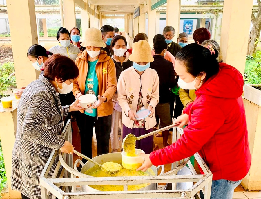 Các thành viên câu lạc bộ “Cơm từ thiện Pleiku” phát cháo cho bệnh nhân nghèo, khó khăn tại các bệnh viện trên địa bàn TP. Pleiku.