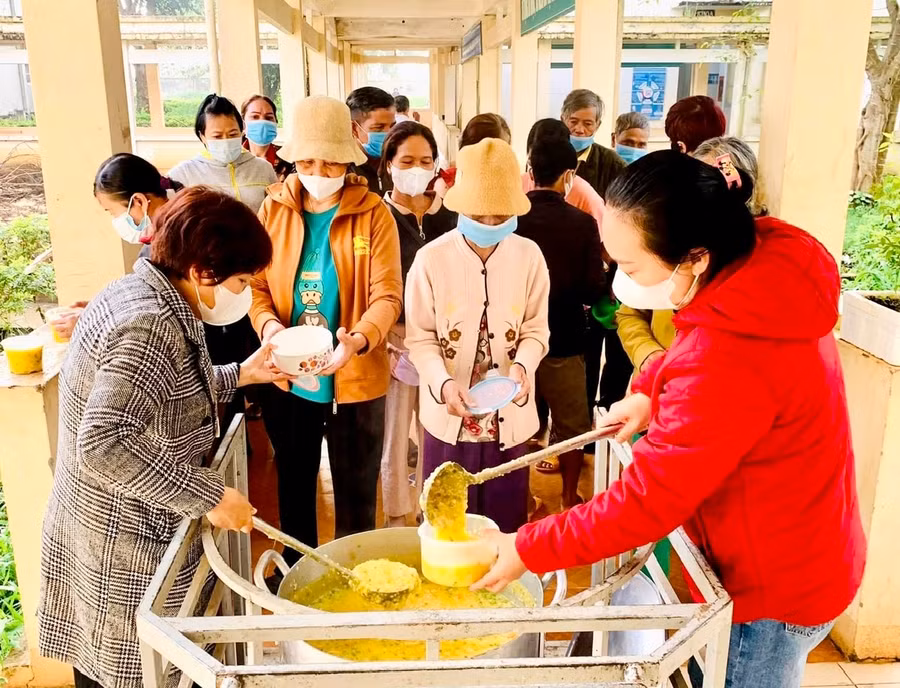 Các thành viên câu lạc bộ “Cơm từ thiện Pleiku” phát cháo cho bệnh nhân nghèo, khó khăn tại các bệnh viện trên địa bàn TP. Pleiku.