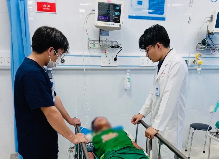Các bác sĩ theo dõi diễn biến của bệnh nhân sau điều trị theo phác đồ cấp cứu sốc phản vệ. Ảnh: Đơn vị cung cấp Các bác sĩ theo dõi diễn biến của bệnh nhân sau điều trị theo phác đồ cấp cứu sốc phản vệ. Ảnh: Đơn vị cung cấp