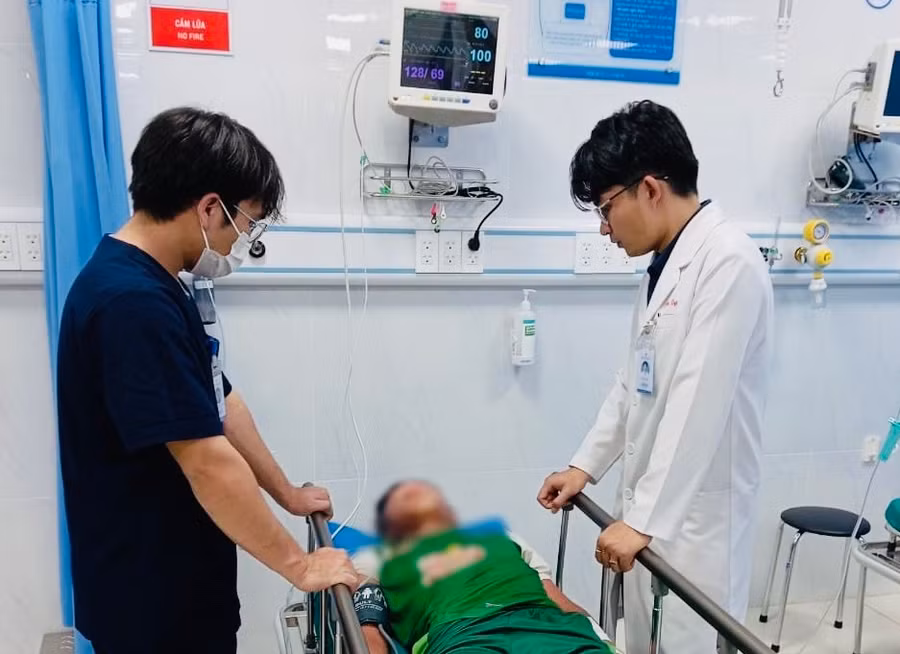 Các bác sĩ theo dõi diễn biến của bệnh nhân sau điều trị theo phác đồ cấp cứu sốc phản vệ. Ảnh: Đơn vị cung cấp