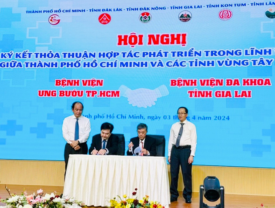 Đại diện Bệnh viện Ung bướu TP. Hồ Chí Minh và Bệnh viện Đa khoa tỉnh Gia Lai ký kết bản ghi nhớ hợp tác và hỗ trợ năng cao năng lực y tế. Ảnh: Tấn Phúc