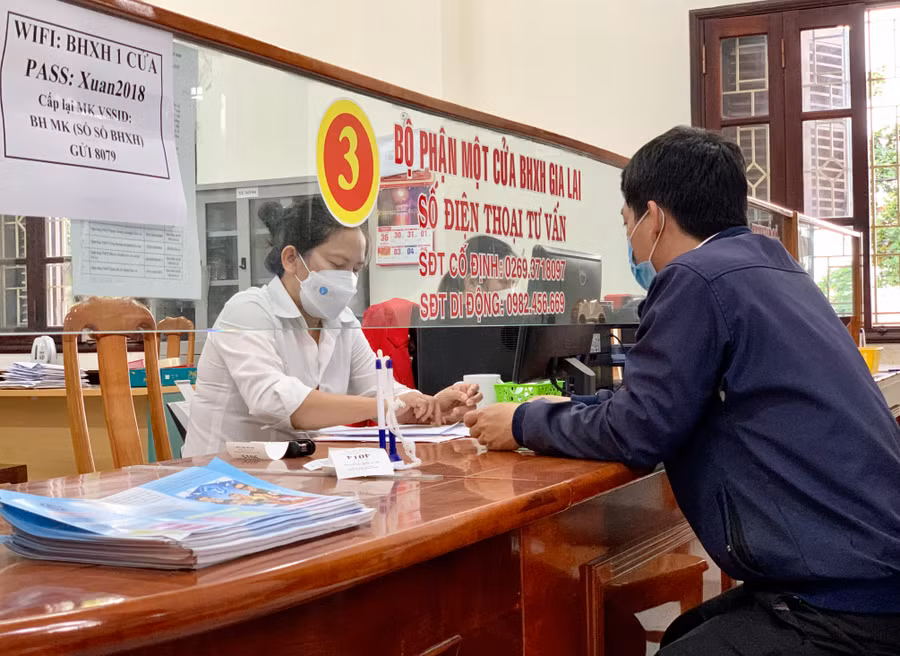 BHXH tỉnh Gia Lai điều chỉnh và tổ chức chi trả lương hưu, trợ cấp BHXH hàng tháng của tháng 7-2024 cho người hưởng theo mức quy định mới của Nghị định 75/2024/NĐ-CP trong đợt chi trả định kỳ của tháng 7-2024. Ảnh: Như Nguyện