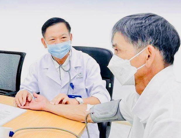 Bác sĩ tư vấn cho người dân trước khi nội soi tiêu hóa tại Phòng khám Đa khoa SYSMED Phù Đổng. Bác sĩ tư vấn cho người dân trước khi nội soi tiêu hóa tại Phòng khám Đa khoa SYSMED Phù Đổng.