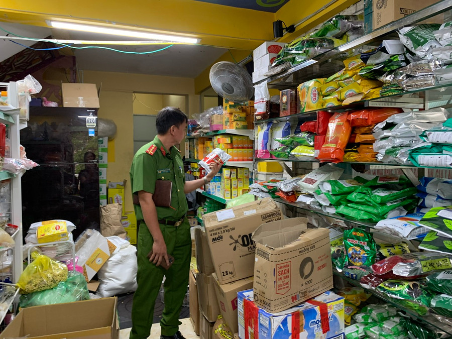 Chi Cục An toàn vệ sinh thực phẩm xây dựng kế hoạch kiểm tra, giám sát an toàn thực phẩm tại các cơ sở kinh doanh thực phẩm, các điểm vui chơi, tổ chức Tết Dương lịch. Ảnh: Như Nguyện