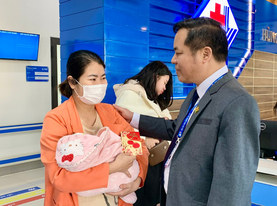 Ông Phạm Văn Học-Chủ tịch Hội đồng thành viên, Tổng Giám đốc Bệnh viện Hùng Vương Gia Lai tặng quà cho những bệnh nhân đầu tiên đến khám tại bệnh viện. Ảnh: Như Nguyện Ông Phạm Văn Học-Chủ tịch Hội đồng thành viên, Tổng Giám đốc Bệnh viện Hùng Vương Gia Lai tặng quà cho những bệnh nhân đầu tiên đến khám tại bệnh viện. Ảnh: Như Nguyện