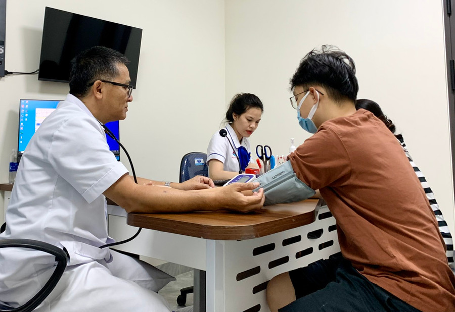 Bác sĩ Bệnh viện Hùng Vương Gia Lai thăm khám sức khỏe cho người dân. Ảnh: Như Nguyện Bác sĩ Bệnh viện Hùng Vương Gia Lai thăm khám sức khỏe cho người dân. Ảnh: Như Nguyện