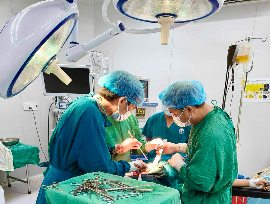 Các y, bác sĩ (Bệnh viện Nhi Gia Lai) đã hội chẩn và nhanh chóng thực hiện phẫu thuật cứu sống tính mạng người bệnh. Ảnh: Bệnh viện cung cấp
