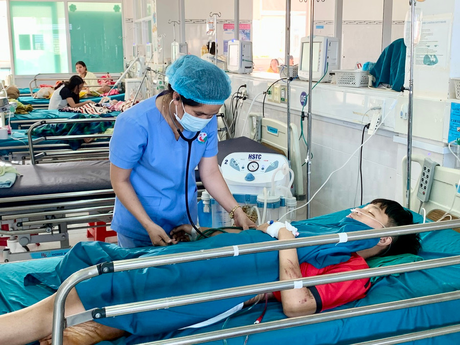 Nhân viên y tế chăm sóc bệnh nhi sau phẫu thuật. Ảnh: Như Nguyện