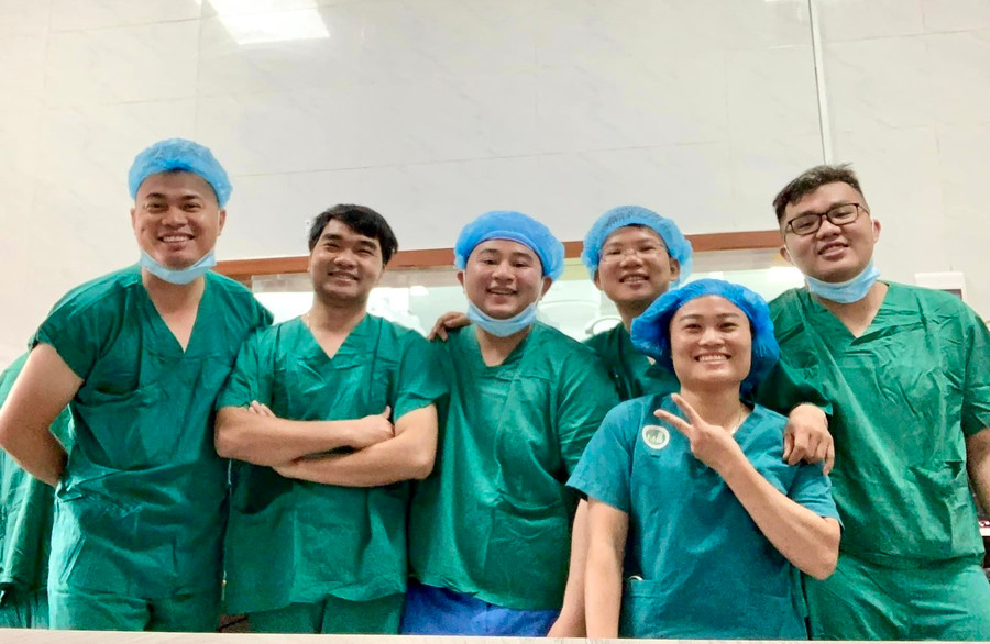 Niềm vui của các y, bác sĩ tại Khoa Tim mạch (Bệnh viện Đa khoa Gia Lai) sau ca can thiệp tim mạch thành công. Ảnh: Đơn vị cung cấp