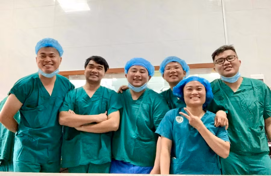 Niềm vui của các y, bác sĩ tại Khoa Tim mạch (Bệnh viện Đa khoa Gia Lai) sau ca can thiệp tim mạch thành công. Ảnh: Đơn vị cung cấp