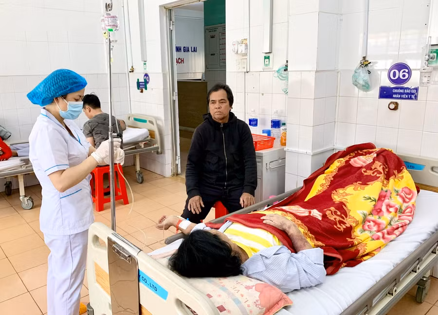 Dù ngày Tết nhưng các y, bác sĩ Khoa Tim mạch (Bệnh viện Đa khoa Gia Lai) làm việc nhiệt tình, trách nhiệm. Ảnh: Như Nguyện