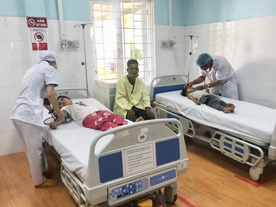 2 cháu Đinh Thưn và Đinh Ngục đang được theo dõi và điều trị tại Khoa Hồi sức Cấp cứu (Trung tâm Y tế huyện Chư Sê). Ảnh: Như Nguyện 2 cháu Đinh Thưn và Đinh Ngục đang được theo dõi và điều trị tại Khoa Hồi sức Cấp cứu (Trung tâm Y tế huyện Chư Sê). Ảnh: Như Nguyện