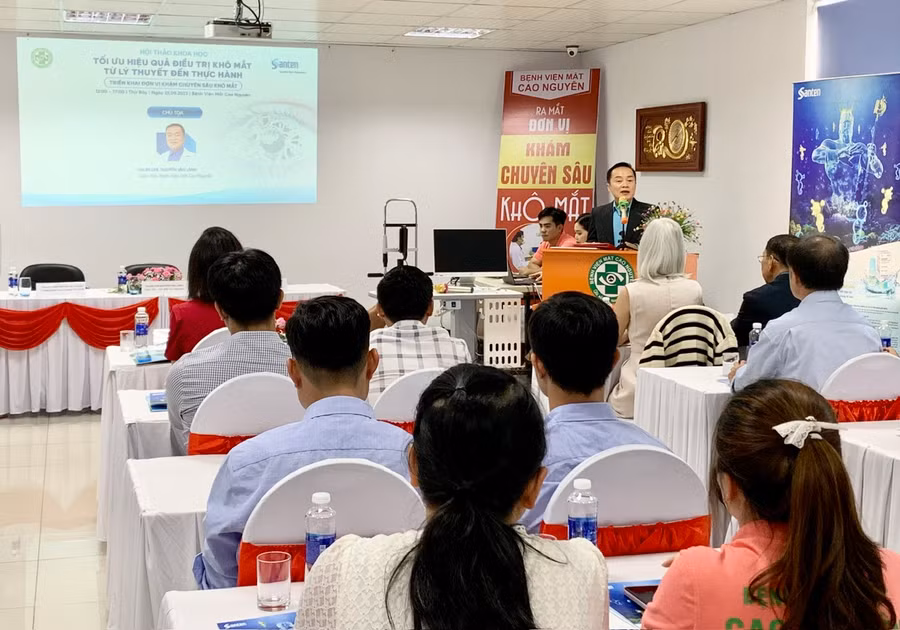 Thạc sĩ, bác sĩ CKII Nguyễn Văn Lành- Giám đốc Bệnh viện Mắt Cao Nguyên phát biểu khai mạc hội thảo. Ảnh: Như Nguyện