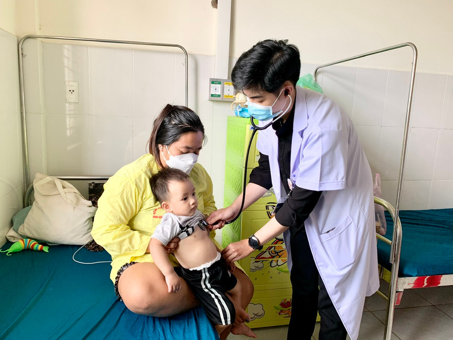 Bác sĩ thăm khám cho trẻ mắc bệnh tay chân miệng tại Bệnh viện Nhi Gia Lai. Ảnh: Như Nguyện