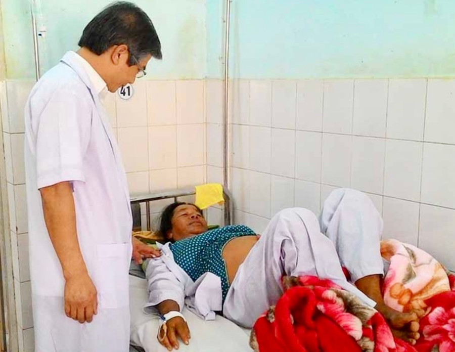 Bác sĩ Nguyễn Đăng Bảo thăm khám cho người bệnh. Ảnh: Như Nguyện Bác sĩ Nguyễn Đăng Bảo thăm khám cho người bệnh. Ảnh: Như Nguyện