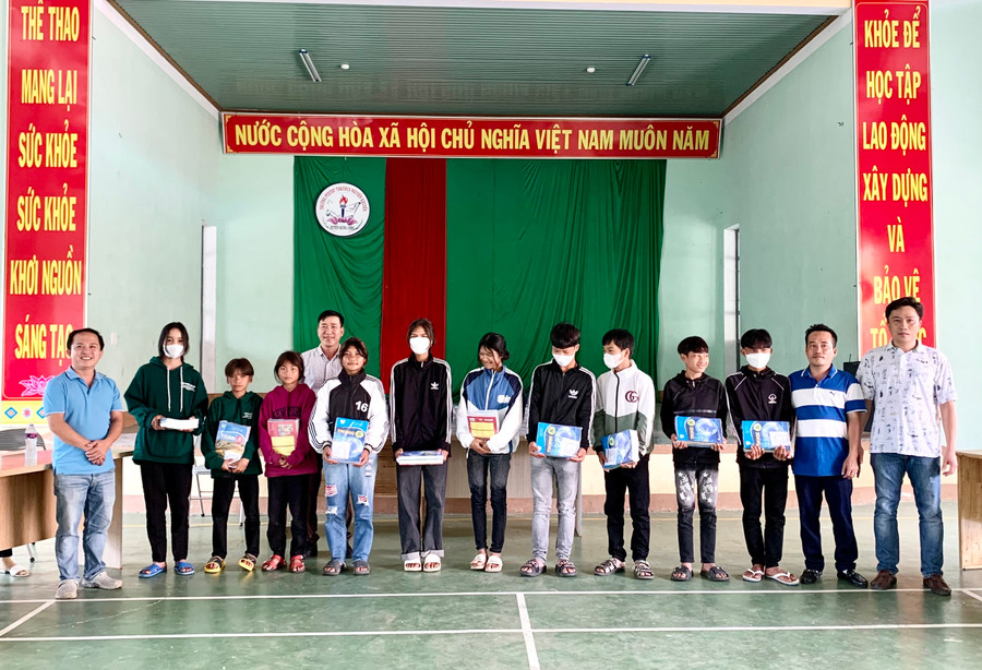 Đại diện Quỹ Hỗ trợ bệnh nhân nghèo Gia Lai trao tặng sách giáo khoa cho các em học sinh tại xã Chư Krey, huyện Kông Chro. Ảnh: Như Nguyện Đại diện Quỹ Hỗ trợ bệnh nhân nghèo Gia Lai trao tặng sách giáo khoa cho các em học sinh tại xã Chư Krey, huyện Kông Chro. Ảnh: Như Nguyện