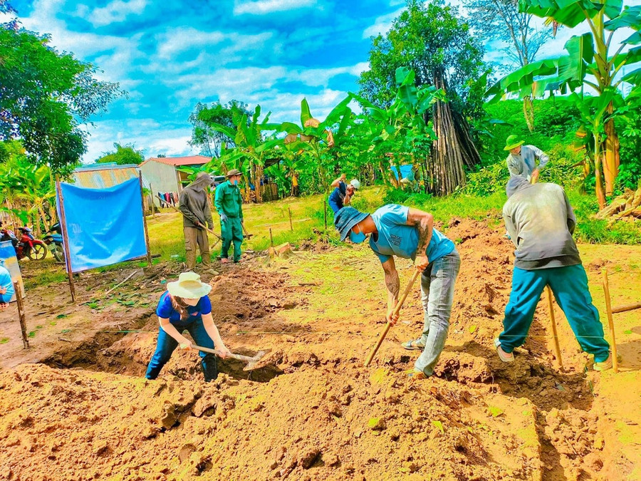 Các đoàn viên Huyện Đoàn Chư Păh khởi công xây dựng nhà cho em Tih. Ảnh: Như Nguyện Các đoàn viên Huyện Đoàn Chư Păh khởi công xây dựng nhà cho em Tih. Ảnh: Như Nguyện