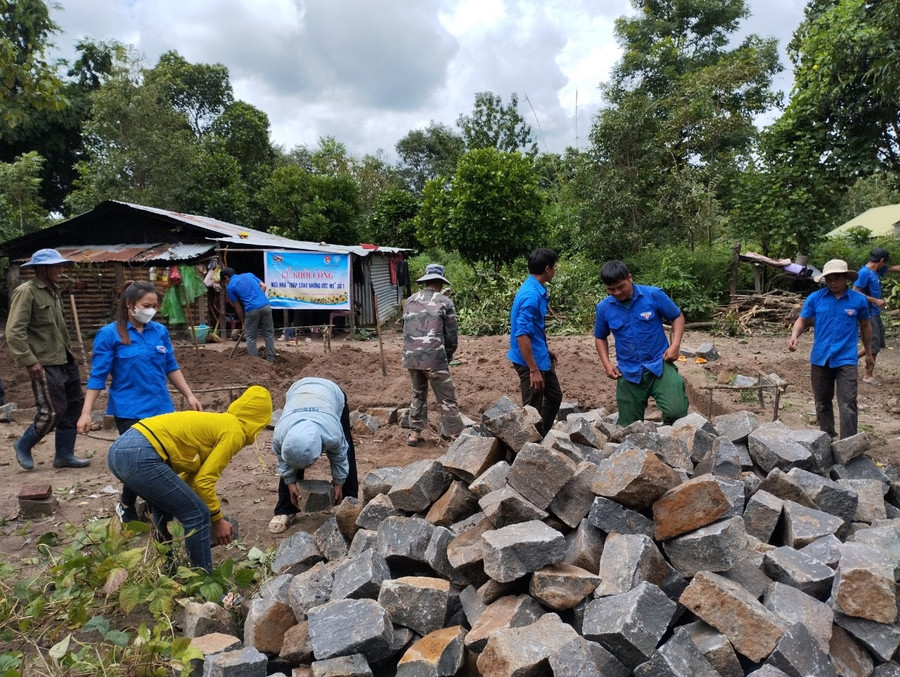 Các đoàn viên Huyện Đoàn Chư Păh chung tay xây dựng nhà cho em Y Nary. Ảnh: Như Nguyện Các đoàn viên Huyện Đoàn Chư Păh chung tay xây dựng nhà cho em Y Nary. Ảnh: Như Nguyện