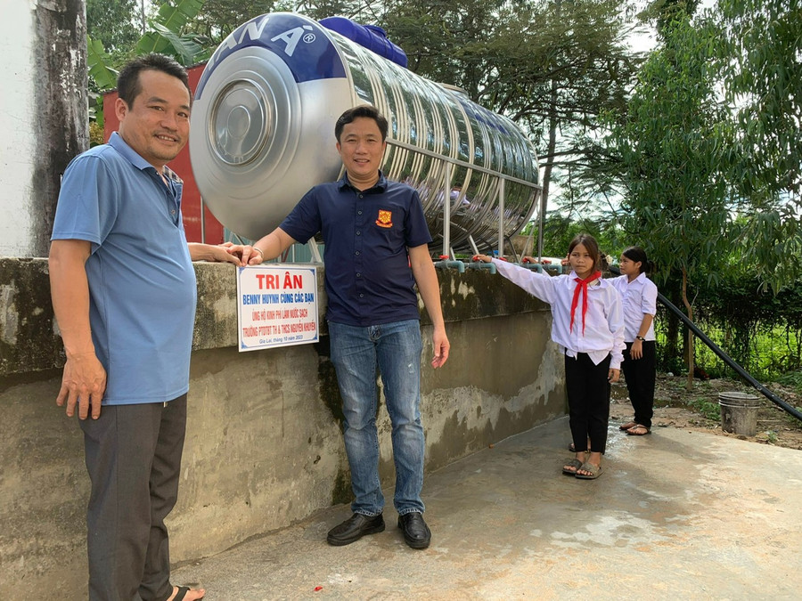 Đại diện Quỹ hỗ trợ bệnh nhân nghèo tỉnh Gia Lai trao biển tượng trưng cho lãnh đạo Trường Phổ thông dân tộc bán trú Tiểu học và Trung học cơ sở Nguyễn Khuyến. Ảnh: Như Nguyện Đại diện Quỹ hỗ trợ bệnh nhân nghèo tỉnh Gia Lai trao biển tượng trưng cho lãnh đạo Trường Phổ thông dân tộc bán trú Tiểu học và Trung học cơ sở Nguyễn Khuyến. Ảnh: Như Nguyện