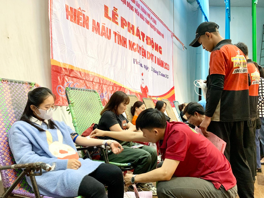 Ngày hội hiến máu tình nguyện đợt II của TP. Pleiku thu được 632 đơn vị máu an toàn. Ảnh: Như Nguyện Ngày hội hiến máu tình nguyện đợt II của TP. Pleiku thu được 632 đơn vị máu an toàn. Ảnh: Như Nguyện