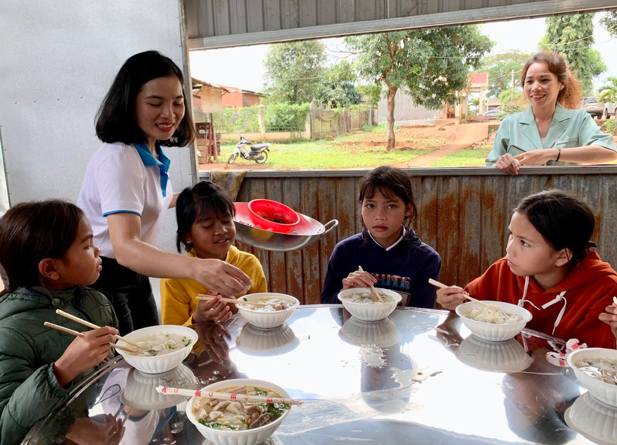 UBND tỉnh chỉ đạo bảo đảm các điều kiện ăn, ở, sinh hoạt và học tập cho trẻ em mầm non, học sinh nội trú, bán trú, học sinh vùng đồng bào dân tộc thiểu số và miền núi. Ảnh: Như Nguyện UBND tỉnh chỉ đạo bảo đảm các điều kiện ăn, ở, sinh hoạt và học tập cho trẻ em mầm non, học sinh nội trú, bán trú, học sinh vùng đồng bào dân tộc thiểu số và miền núi. Ảnh: Như Nguyện
