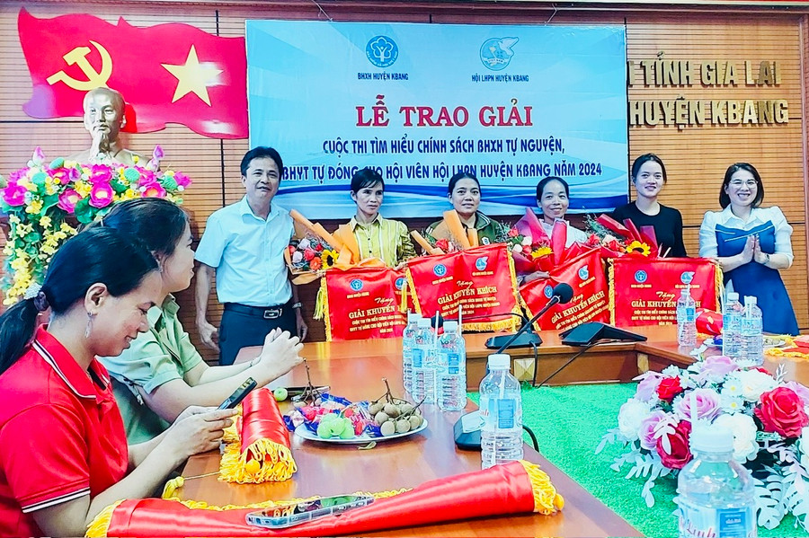 Đại diện Ban tổ chức trao giải Cuộc thi tìm hiểu về chính sách BHXH tự nguyện và bảo hiểm y tế (BHYT) tự đóng cho cán bộ, hội viên Hội Liên hiệp Phụ nữ huyện Kbang năm 2024. Ảnh: Như Nguyện Đại diện Ban tổ chức trao giải Cuộc thi tìm hiểu về chính sách BHXH tự nguyện và bảo hiểm y tế (BHYT) tự đóng cho cán bộ, hội viên Hội Liên hiệp Phụ nữ huyện Kbang năm 2024. Ảnh: Như Nguyện