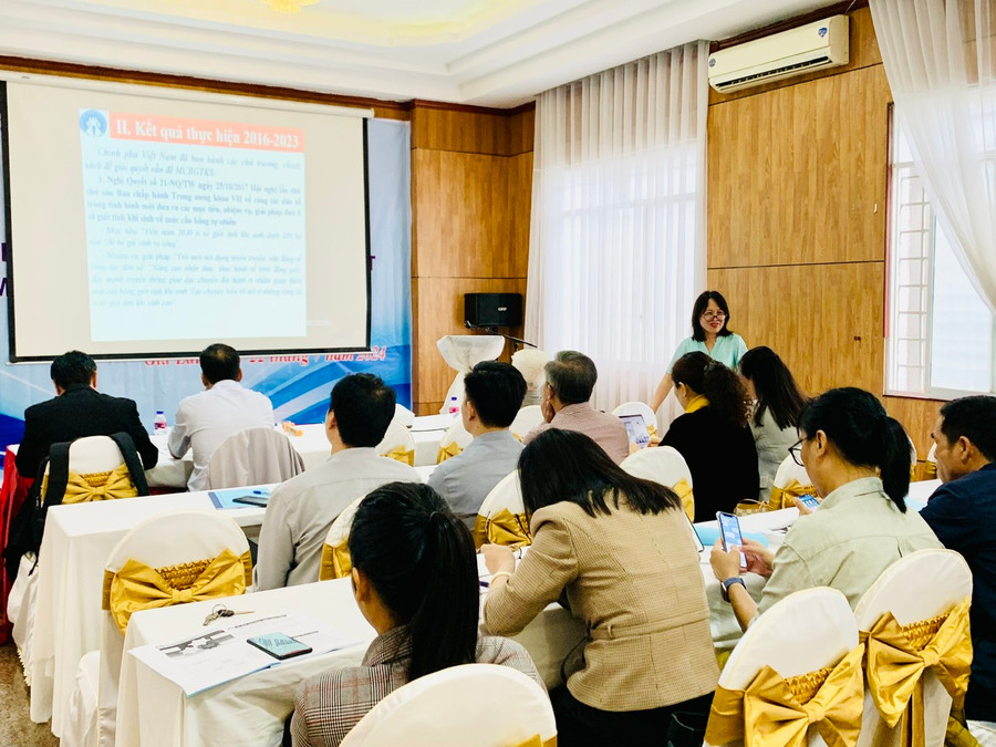 Cục Dân số tổ chức Hội thảo định hướng các giải pháp kiểm soát mất cân bằng giới tính khi sinh tại Gia Lai với sự tham dự của đại diện 10 tỉnh, thành phố. Ảnh: Như Nguyện