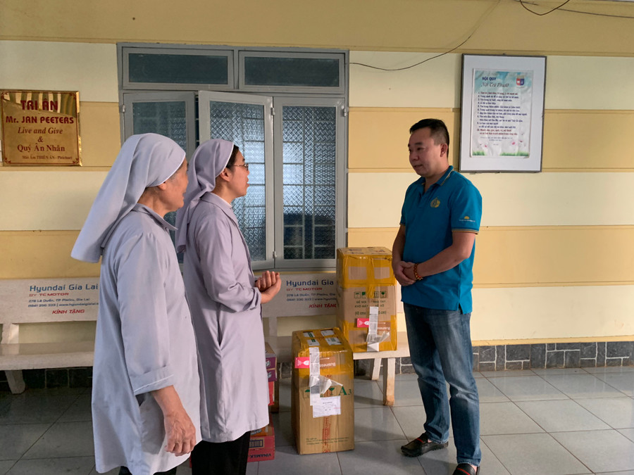 Đại diện nhà tài trợ trao quà tại Mái ấm Thiên Ân (TP. Pleiku). Ảnh: Như Nguyện Đại diện nhà tài trợ trao quà tại Mái ấm Thiên Ân (TP. Pleiku). Ảnh: Như Nguyện