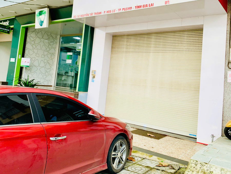 Chiều 23-9, khi đoàn kiểm tra của Sở Y tế Gia Lai đến kiểm tra thì Viện Nghiên cứu ứng dụng khúc xạ mắt quốc gia-Văn phòng tại Gia Lai (52 Nguyễn Tất Thành, TP. Pleiku) đã gỡ bảng hiệu, đóng cửa, ngừng hoạt động trước đó. Ảnh: Như Nguyện Chiều 23-9, khi đoàn kiểm tra của Sở Y tế Gia Lai đến kiểm tra thì Viện Nghiên cứu ứng dụng khúc xạ mắt quốc gia-Văn phòng tại Gia Lai (52 Nguyễn Tất Thành, TP. Pleiku) đã gỡ bảng hiệu, đóng cửa, ngừng hoạt động trước đó. Ảnh: Như Nguyện