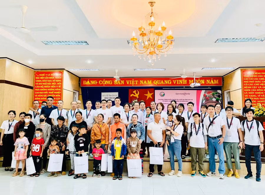 Đại diện các đơn vị đồng hành cùng Chương trình Phẫu thuật nụ cười và các bệnh nhi chụp ảnh lưu niệm tại lễ khai mạc. Ảnh: Như Nguyện