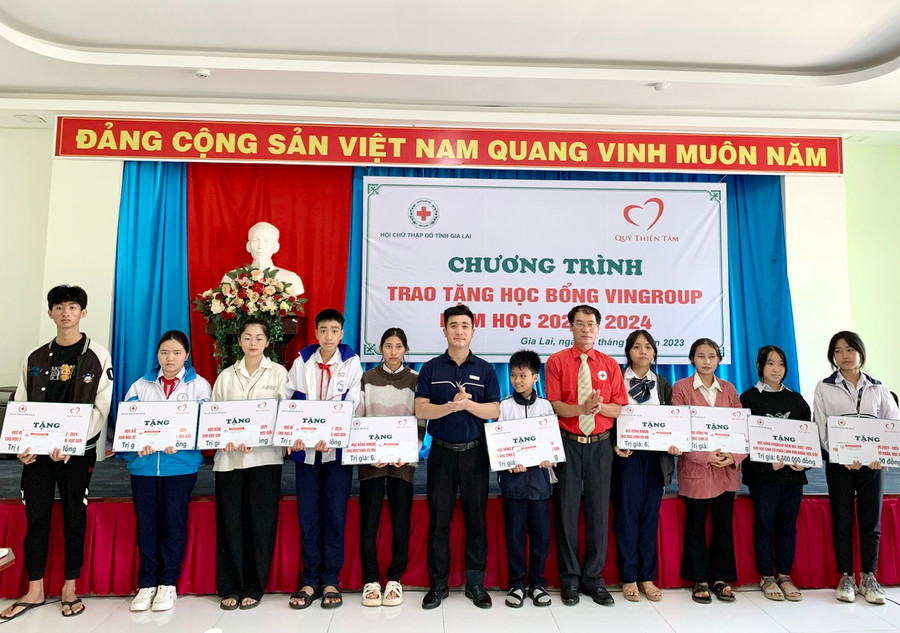 Đại diện Hội Chữ thập đỏ tỉnh Gia Lai và đại diện Quỹ Thiện Tâm (Tập đoàn Vingroup) trao học bổng cho các em học sinh. Ảnh: Như Nguyện Đại diện Hội Chữ thập đỏ tỉnh Gia Lai và đại diện Quỹ Thiện Tâm (Tập đoàn Vingroup) trao học bổng cho các em học sinh. Ảnh: Như Nguyện