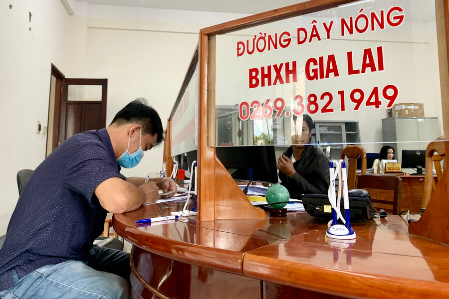 Chọn hưởng BHXH một lần đồng nghĩa với việc người lao động tự làm mất đi một số quyền lợi của mình. Ảnh: Như Nguyện Chọn hưởng BHXH một lần đồng nghĩa với việc người lao động tự làm mất đi một số quyền lợi của mình. Ảnh: Như Nguyện