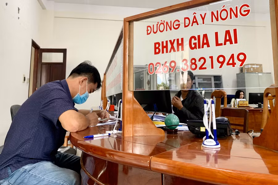 Chọn hưởng BHXH một lần đồng nghĩa với việc người lao động tự làm mất đi một số quyền lợi của mình. Ảnh: Như Nguyện