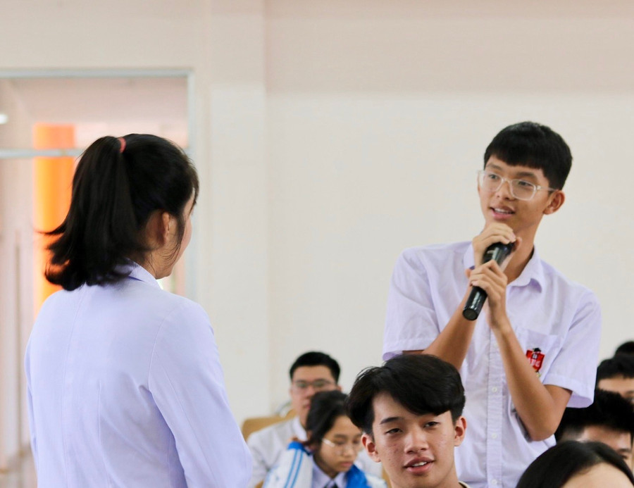 Học sinh Trường Quốc tế Châu Á Thái Bình Dương trao đổi trực tiếp với đội ngũ bác sĩ nhãn khoa uy tín về các tật khúc xạ, các bệnh lý thường gặp về mắt. Ảnh: Bệnh viện cung cấp Học sinh Trường Quốc tế Châu Á Thái Bình Dương trao đổi trực tiếp với đội ngũ bác sĩ nhãn khoa uy tín về các tật khúc xạ, các bệnh lý thường gặp về mắt. Ảnh: Bệnh viện cung cấp