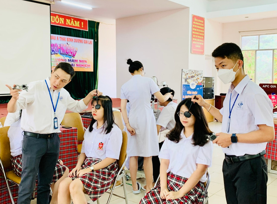 Khám mắt và sàng lọc tật khúc xạ cho học sinh Trường Quốc tế Châu Á Thái Bình Dương Gia Lai. Ảnh: N.N Khám mắt và sàng lọc tật khúc xạ cho học sinh Trường Quốc tế Châu Á Thái Bình Dương Gia Lai. Ảnh: N.N
