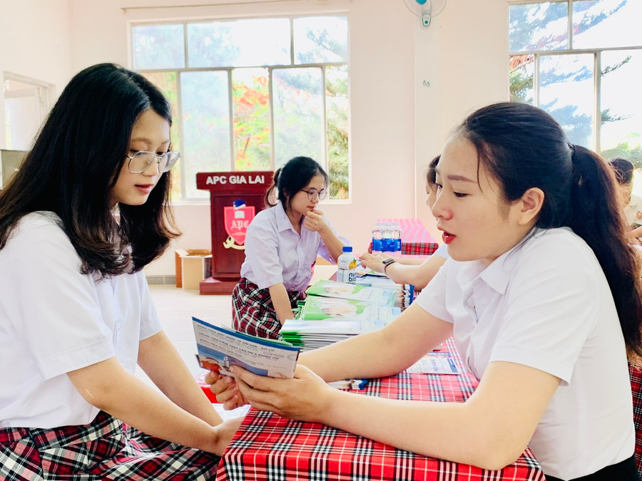 Học sinh được tư vấn, hướng dẫn các biện pháp chăm sóc mắt sau khi thăm khám. Ảnh: Như Ý Học sinh được tư vấn, hướng dẫn các biện pháp chăm sóc mắt sau khi thăm khám. Ảnh: Như Ý