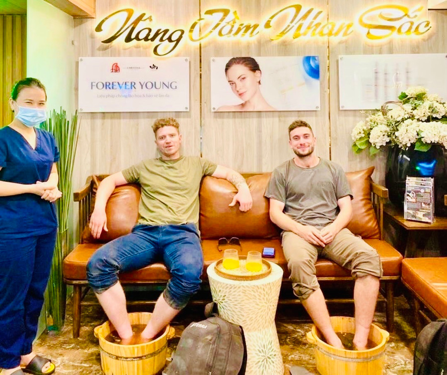 Nhiều khách du lịch nước ngoài đến trải nghiệm và đánh giá cao sự phục vụ nhiệt tình, chu đáo tại An An Spa. Nhiều khách du lịch nước ngoài đến trải nghiệm và đánh giá cao sự phục vụ nhiệt tình, chu đáo tại An An Spa.