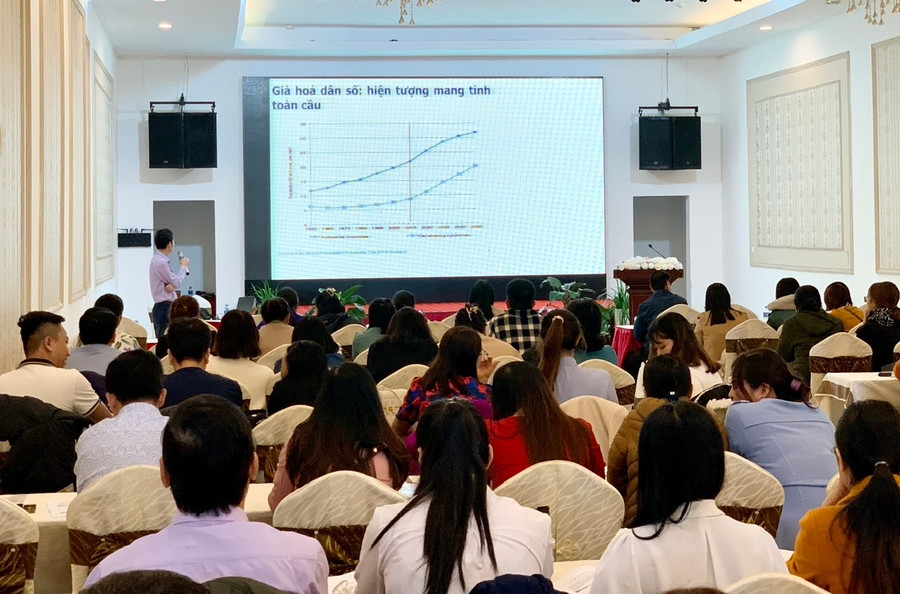 Tiến sĩ, bác sĩ Nguyễn Thành Công- Trưởng khoa Lão (Bệnh viện Đa khoa tỉnh) hướng dẫn học viên một số kỹ năng, quy trình kỹ thuật chăm sóc cơ bản cho người cao tuổi tại cộng đồng. Ảnh: Như Nguyện Tiến sĩ, bác sĩ Nguyễn Thành Công- Trưởng khoa Lão (Bệnh viện Đa khoa tỉnh) hướng dẫn học viên một số kỹ năng, quy trình kỹ thuật chăm sóc cơ bản cho người cao tuổi tại cộng đồng. Ảnh: Như Nguyện