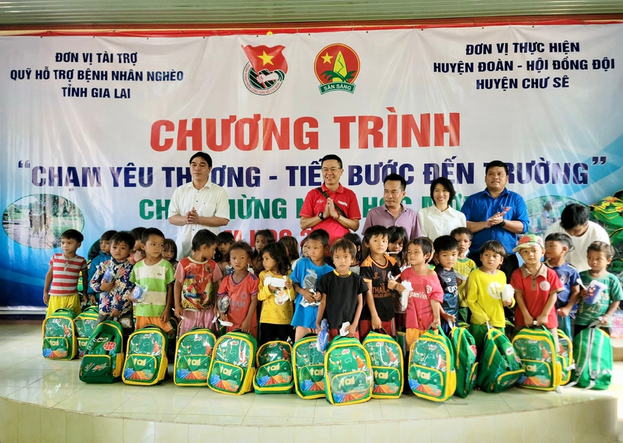 Đại diện ban tổ chức trao quà cho các em học sinh. Ảnh: Như Nguyện Đại diện ban tổ chức trao quà cho các em học sinh. Ảnh: Như Nguyện