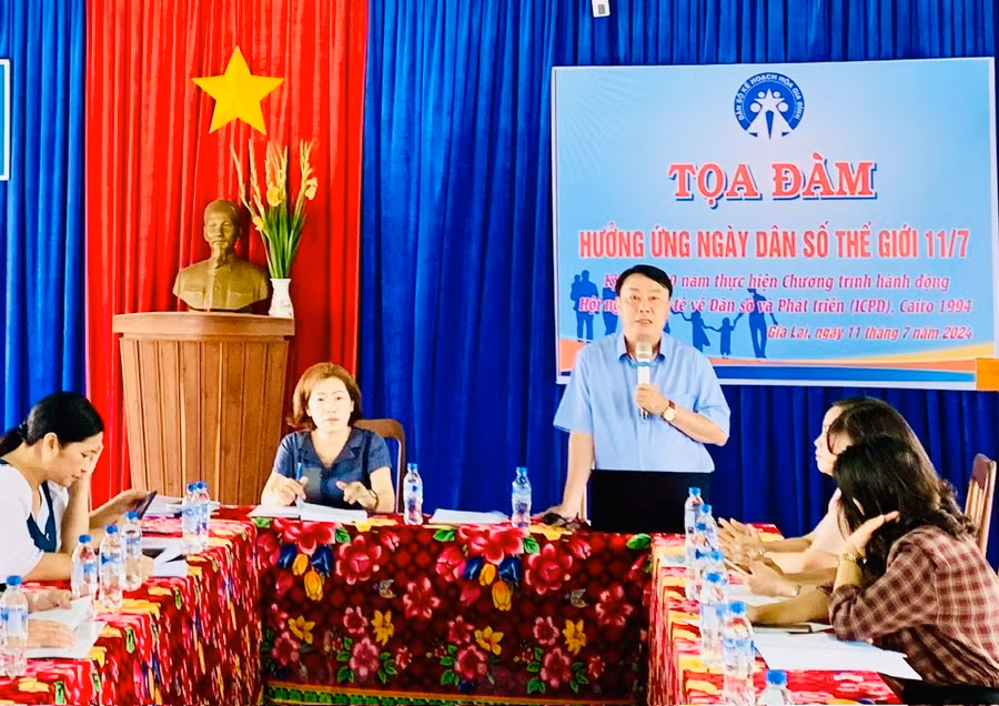 Ông Vương Nhật-Chi Cục trưởng Chi cục Dân số-Kế hoạch hoá gia đình tỉnh đã ôn lại kỷ niệm Ngày Dân số thế giới 11-7 và tròn 30 năm thực hiện Chương trình hành động về Dân số và Phát triển (ICPD). Ảnh: Như Nguyện